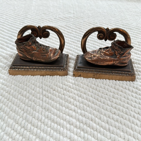 Vintage Antique Bookends! Bronzed baby shoes. Perfect for a nursery / shower !📚 - Picture 3 of 12